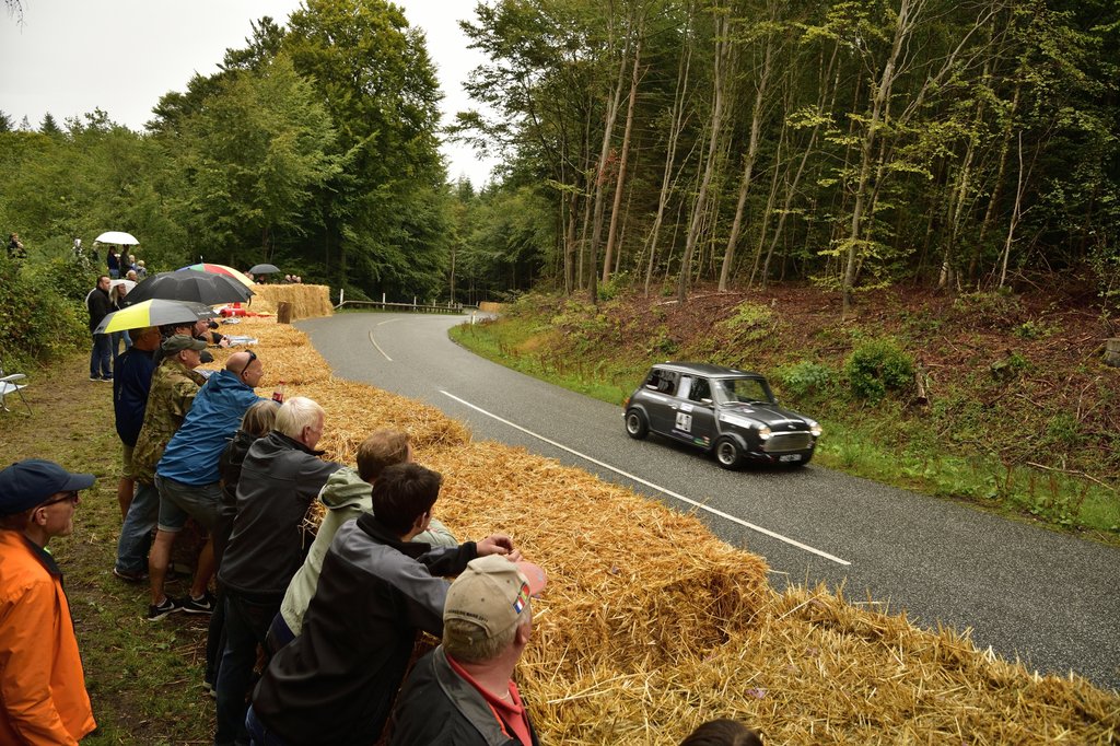 Til trods for regnvejret nåede Munkebjerg Hillclimb lige så mange tilskuere som rekordåret sidste år. Her er det Frank Sihm fra Esbjerg, der driver sin Mini op ad bjerget foran en tusindtallig tilskuerskare.
(Foto: Michael Eisenberg)